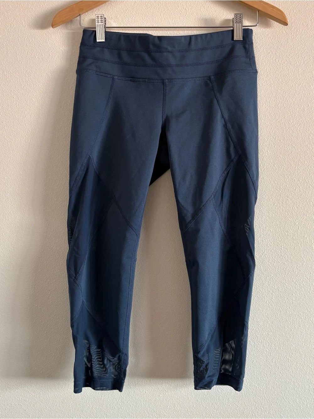 Women’s Athleta Aura Sonar Capri Mesh Capris Leggings in Navy Blue Small